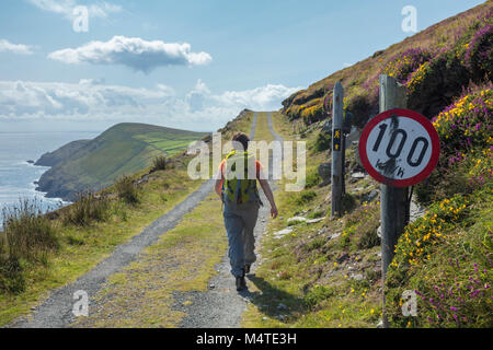 Wanderer und schrulligen Vorzeichen der Drehzahl, dursey Island, Beara Halbinsel, County Cork, Irland. Stockfoto