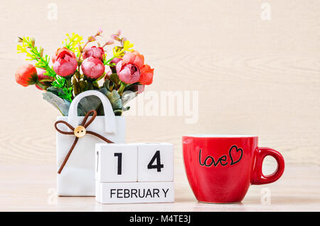 Valentinstag mit rot Tasse Kaffee. Stockfoto