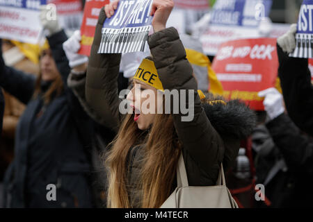 Frankfurt am Main, Deutschland. 17 Feb, 2018. Ein sympathisant der Vereinigung zum Schutz der Menschenrechte für die erzwungene Konversion schreit der Rallye. Sympathisanten der Vereinigung zum Schutz der Menschenrechte für die erzwungene (HRAFC) in Frankfurt gegen die angebliche Zwangsbekehrungen durch christliche Hirten, meist im Zusammenhang mit der Christenrat von Korea (CCK), in Südkorea protestierte. Sie wollten das Problem zu markieren und für eine Bestrafung der Täter. Quelle: Michael Debets/Pacific Press/Alamy leben Nachrichten Stockfoto