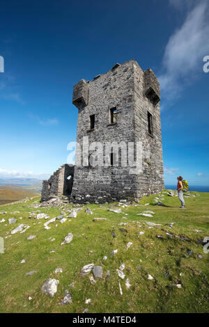 Wanderer und Napoleonischen signal Turm auf dem Gipfel des Cnoc Bolais, dursey Island, Beara Halbinsel, County Cork, Irland. Stockfoto