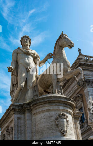 Marmor Statuen der Dioskuren Castor und Pollux auf dem Kapitol und der Piazza del Campidoglio in Rom, Italien. Stockfoto