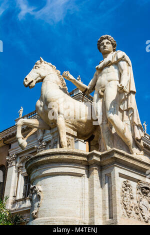 Marmor Statuen der Dioskuren Castor und Pollux auf dem Kapitol und der Piazza del Campidoglio in Rom, Italien. Stockfoto