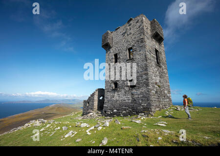 Wanderer und Napoleonischen signal Turm auf dem Gipfel des Cnoc Bolais, dursey Island, Beara Halbinsel, County Cork, Irland. Stockfoto