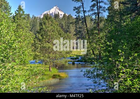 Mt. Jefferson und der Leiter der Metolius River in central Oregon Stockfoto