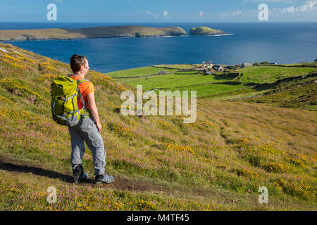 Wanderer oberhalb des Weilers Ballynacallagh, dursey Island, Beara Halbinsel, County Cork, Irland. Stockfoto