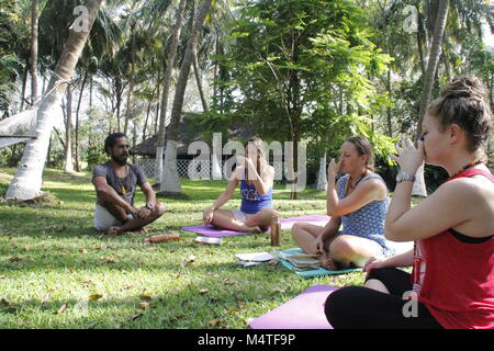 Indische Yoga Trainer Lehre pranayama in Kerala, Indien Stockfoto