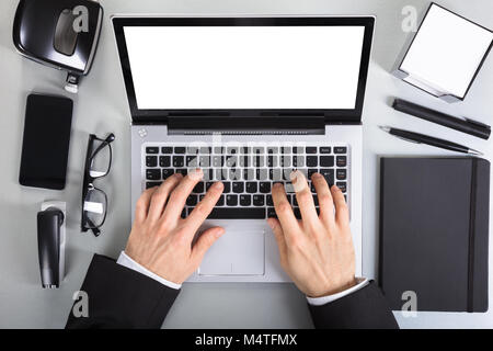 Ansicht der Kaufmann mit Laptop auf dem Schreibtisch Stockfoto