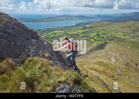 Wanderer, die Kriechen auf den südwestgrat von hungrigen Hill, Beara Halbinsel, County Cork, Irland. Stockfoto