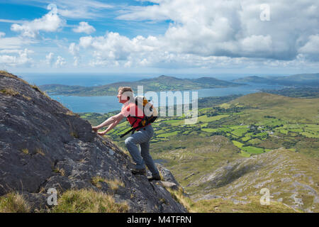 Wanderer, die Kriechen auf den südwestgrat von hungrigen Hill, Beara Halbinsel, County Cork, Irland. Stockfoto