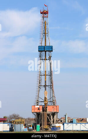 Land öl Bohrinsel auf Ölfeld Stockfoto