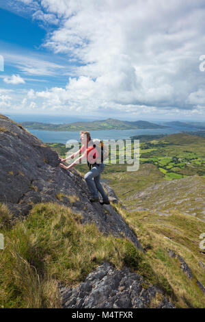 Wanderer, die Kriechen auf den südwestgrat von hungrigen Hill, Beara Halbinsel, County Cork, Irland. Stockfoto