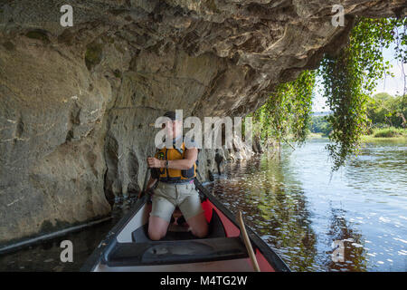 Kanutin unter einem Kalkfelsen, Blackwater River, Malve, County Cork, Irland. Stockfoto