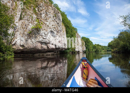 Kanu neben Kalkstein Klippen auf dem Blackwater River, Malve, County Cork, Irland. Stockfoto