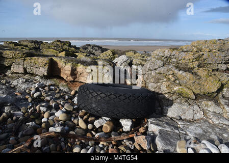 Bilder auf den 16. Februar 2018 in Porthcawl, South Wales. Übersicht Plastikmüll am Strand auch Abfälle und Müll am Strand zeigen Stockfoto