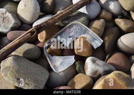 Bilder auf den 16. Februar 2018 in Porthcawl, South Wales. Übersicht Plastikmüll am Strand auch Abfälle und Müll am Strand zeigen Stockfoto