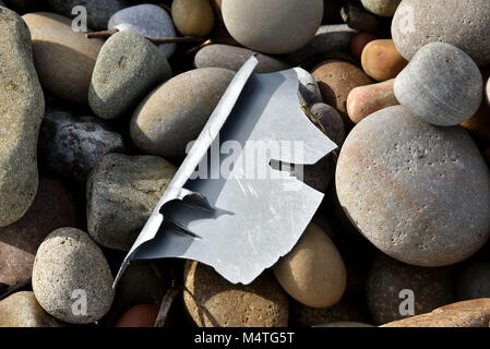 Bilder auf den 16. Februar 2018 in Porthcawl, South Wales. Übersicht Plastikmüll am Strand auch Abfälle und Müll am Strand zeigen Stockfoto