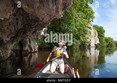 Kanutin unter einem Kalkfelsen, Blackwater River, Malve, County Cork, Irland. Stockfoto