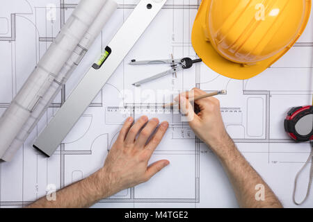 Hohe Betrachtungswinkel des Architekten Hände Arbeiten an Blueprint Stockfoto