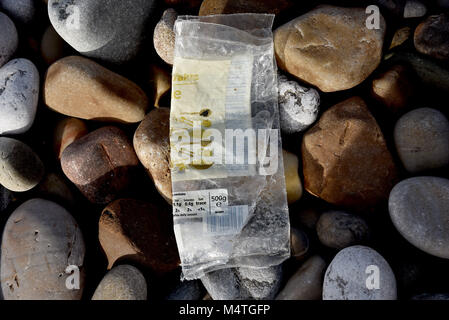 Bilder auf den 16. Februar 2018 in Porthcawl, South Wales. Übersicht Plastikmüll am Strand auch Abfälle und Müll am Strand zeigen Stockfoto