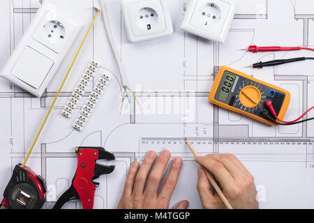 Ansicht eines Architekten Zeichnung Plan auf Blaupause mit elektrischen Komponenten Stockfoto