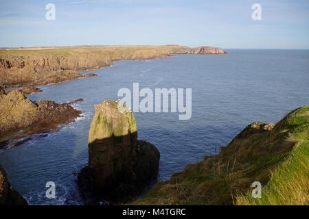 Robuste rosa Granit Seeklippen und wilden Nordsee Der Buchan Küste. Cruden Bay, Aberdeenshire, Nordostschottland, UK. Stockfoto