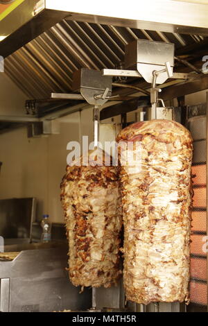 Gegrilltes Fleisch Gyros in einem Restaurant Stockfoto