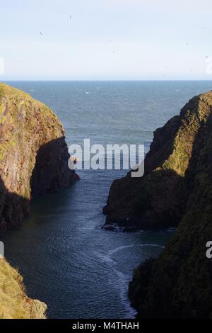 Robuste rosa Granit Seeklippen und wilden Nordsee Der Buchan Küste. Cruden Bay, Aberdeenshire, Nordostschottland, UK. Stockfoto