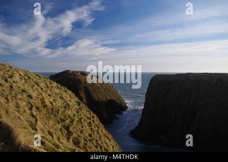 Robuste rosa Granit Seeklippen und wilden Nordsee Der Buchan Küste. Cruden Bay, Aberdeenshire, Nordostschottland, UK. Stockfoto