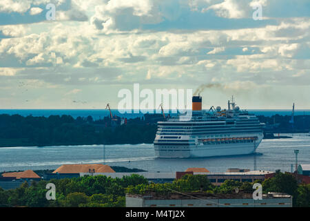 Große Royal Cruise Liner auf dem Weg. Reisen und Wellness Dienstleistungen Stockfoto