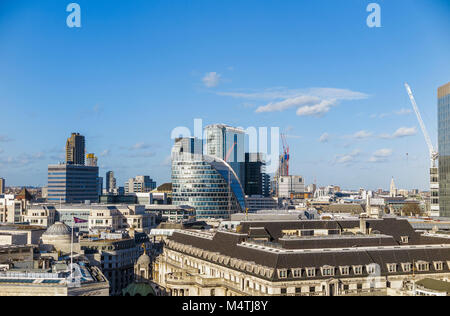 Dachterrasse mit Blick auf Moor House, London Wall, London EC2, CityPoint in Ropemaker Platz hinter Stockfoto