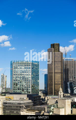 Börse Tower, 125 Old Broad Street, London Financial District EC2, Tower 42 hinter Stockfoto