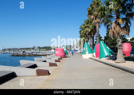 Geelong, Australien: April 03, 2017: Der Geelong waterfront Esplanade ist ein Touristen- und Erholungsgebiet am Ufer des Corio Bay. Stockfoto