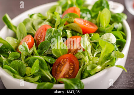 Feldsalat Salat, Tomaten und Kräutern, Essen Fotografie Stockfoto