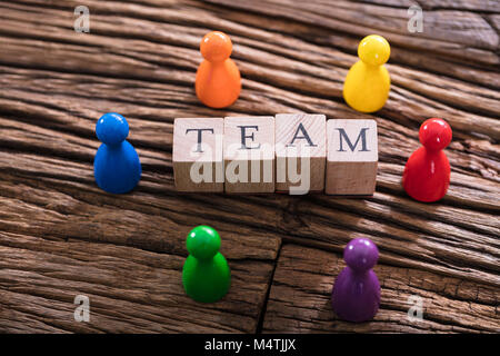 Hohe Betrachtungswinkel von Team Wort auf hölzernen Block mit mehreren farbigen Skulptur Stockfoto