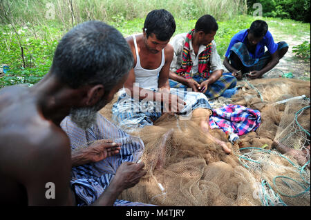 Bangladeshi Fischer reparieren ihre fischernetz in Narayanganj in der Nähe von Dhaka, Bangladesch Stockfoto