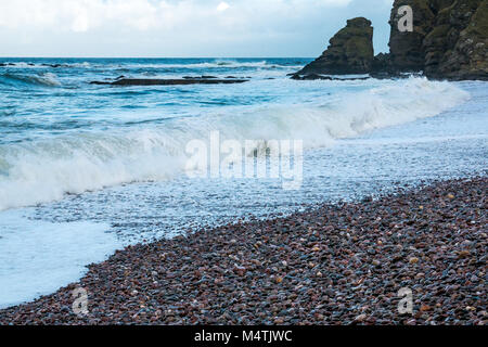 Nethermill, Aberdeenshire, Schottland, Vereinigtes Königreich. Starke Winde erstellen Schwankung in der Nordsee mit großen Wellen auf dem Kiesel Ufer brechen Stockfoto