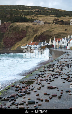 Pennan, Aberdeenshire, Schottland, Großbritannien. Große Wellen brechen an der Promenade. Berühmte Drehort, Bill Forsyth Film Local Hero Stockfoto