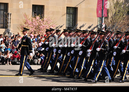 Ehrengarde marschieren im Cherry Blossom Parade 2014 in Washington DC Stockfoto