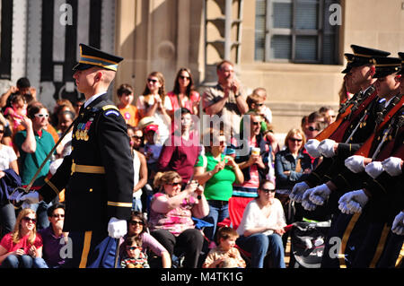 Ehrengarde marschieren im Cherry Blossom Parade 2014 in Washington DC Stockfoto