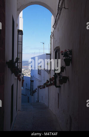 Arch und Straße. Arcos de la Frontera, Provinz Cadiz, Andalusien, Spanien. Stockfoto