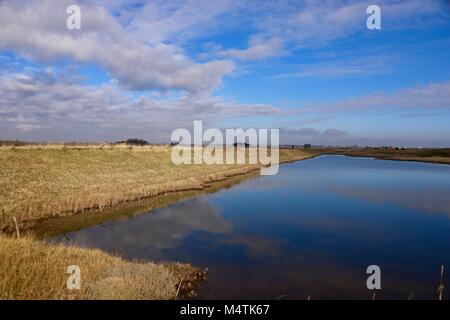 Golden Banken um eine reflektierende Lagune an der Nordsee bei Bawdsey, Suffolk. Stockfoto