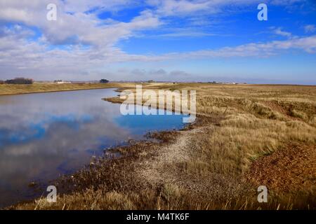 Golden Banken um eine reflektierende Lagune an der Nordsee bei Bawdsey, Suffolk. Stockfoto