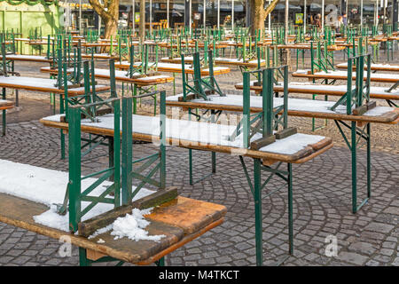 Biergarten am Viktualienmarkt in München im Winter Stockfoto