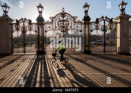 Ein Radfahrer auf dem Weg außerhalb der Buckingham Palace in London zu arbeiten Stockfoto