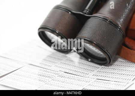 Geschäftskonzept. Alte Fernglas in der Nähe von Plastikkarten Stockfoto