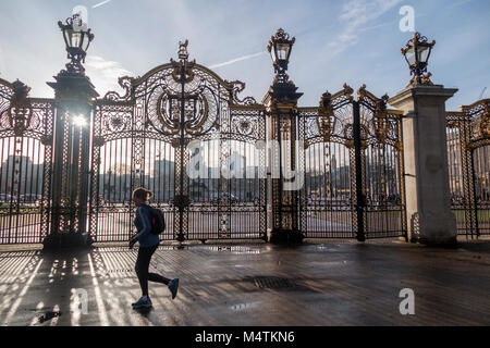 Ein Radfahrer auf dem Weg außerhalb der Buckingham Palace in London zu arbeiten Stockfoto