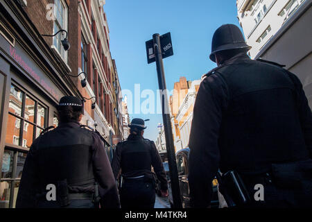 Ein Polizist und zwei Modenschau auf dem Schlag in Soho, London Stockfoto