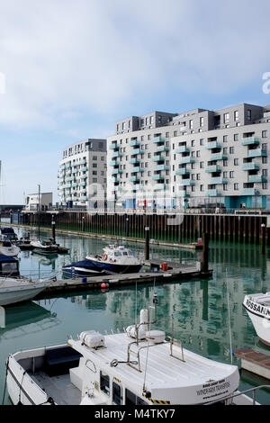 Brighton Marina de Februar 2018 - Neu gebaute Wohnungen Häuser und Läden und Restaurants mit Blick auf die Marina Stockfoto