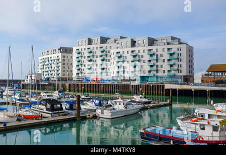 Brighton Marina de Februar 2018 - Neu gebaute Wohnungen Häuser und Läden und Restaurants mit Blick auf die Marina Stockfoto