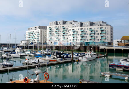 Brighton Marina de Februar 2018 - Neu gebaute Wohnungen Häuser und Läden und Restaurants mit Blick auf die Marina Stockfoto